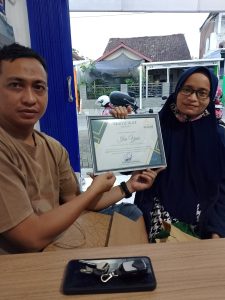 Ibu Yuni dan Bapak Devi